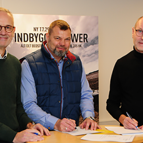 Aftalen underskrives, fra venstre; Gert Klitgaard, Christian Holst og Per Mertz 
