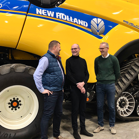 Fra venstre; Christian Holst, Per Mertz og Gert Klitgaard foran en af de store CR 10.90 mejetærskere. 