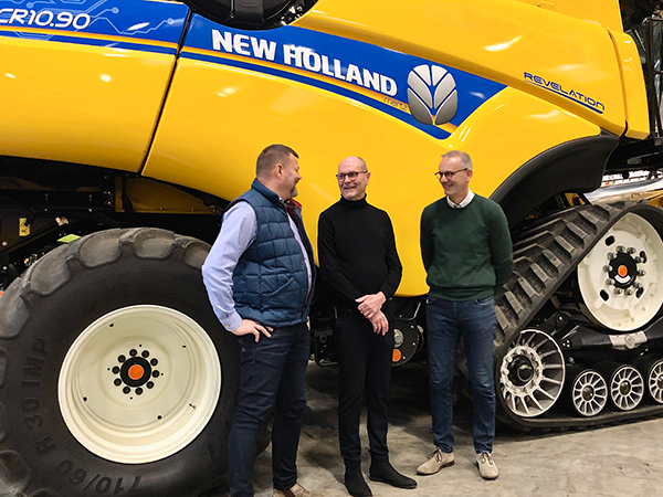 Fra venstre; Christian Holst, Per Mertz og Gert Klitgaard foran en af de store CR 10.90 mejetærskere. 